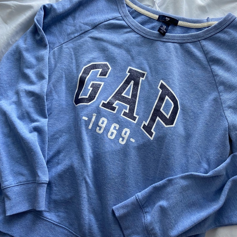 Blue Gap shirt/sweatshirt. Size Medium.